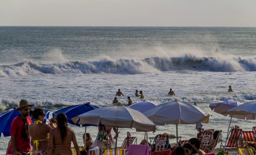 Com um visual mais limpo, as praias de Camburi e Camburizinho reuniram mais banhistas no sábado. 