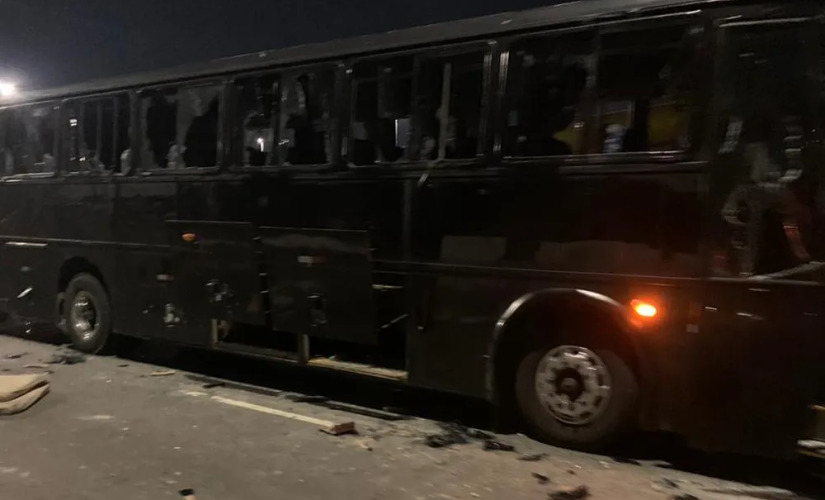 Ônibus com torcedores do Corinthians destruído após briga com palmeirenses