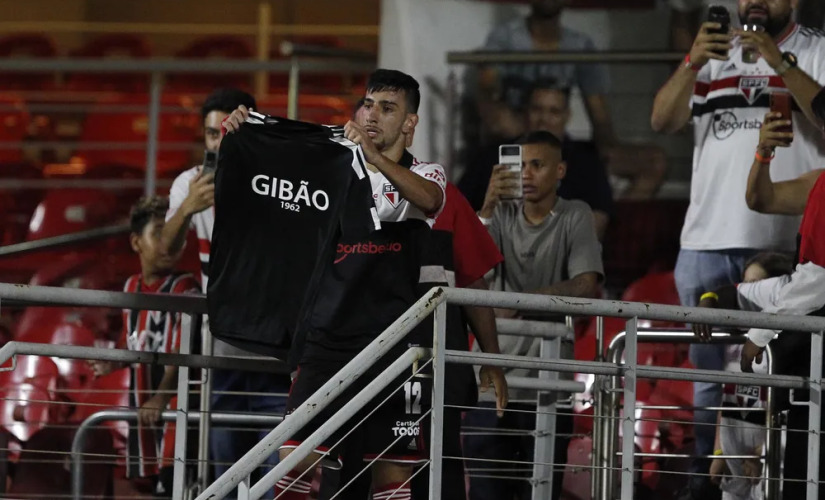 Na comemoração, o atacante tratou de prestar uma homenagem ao maior incentivador da carreira: "Gibão", o pai