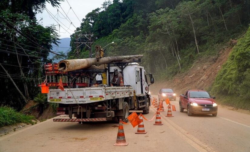 Funcionários da empresa de energia fazem reparos da rede elétrica na Rio-Santos, altura da Praia de Camburi