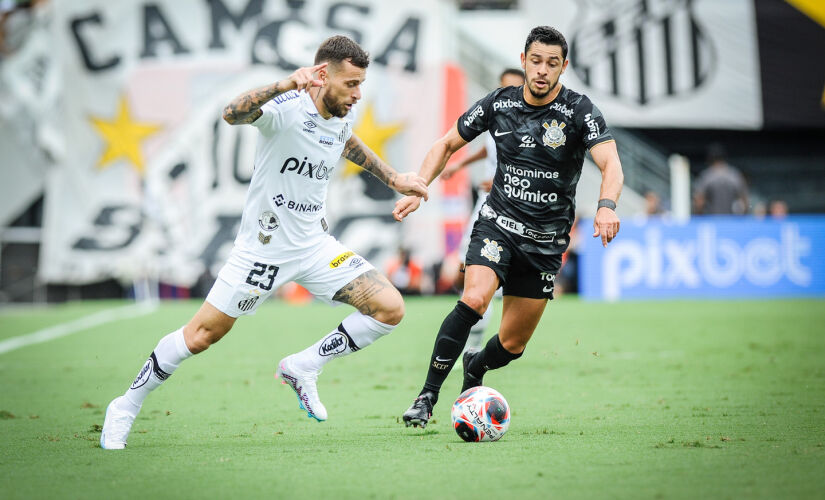 Lucas Lima e Giuliano disputam lance no jogo entre Santos e Corinthians