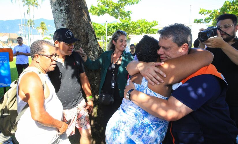 Tarcísio visita pessoas afetadas pelas fortes chuvas em São Sebastião