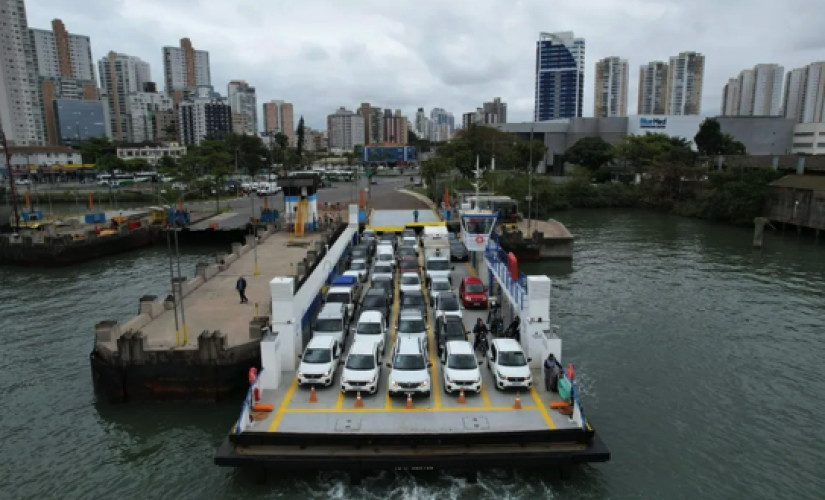 Cerca de 35 mil veículos passam diariamente na travessia de balsas entre Santos-Guarujá