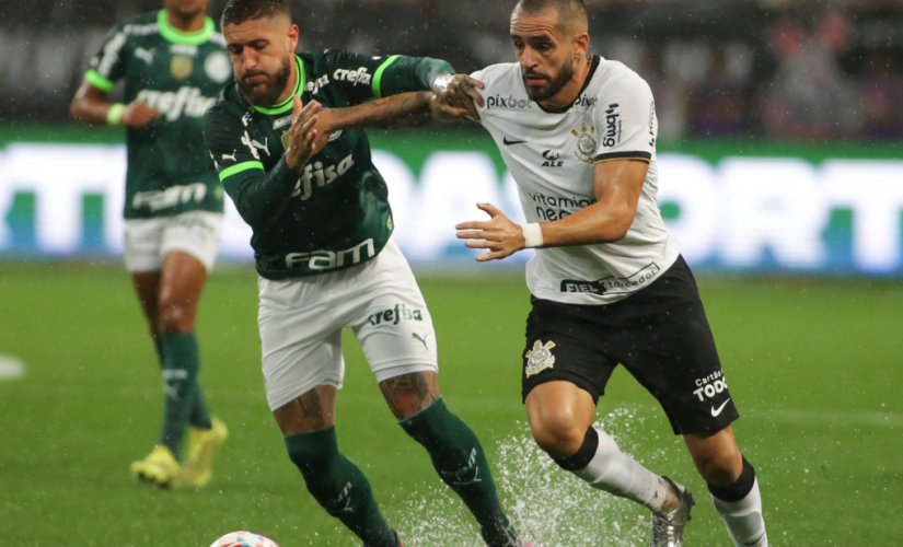 Zé Rafael e Renato Augusto disputam jogada durante dérbi na Neo Química Arena