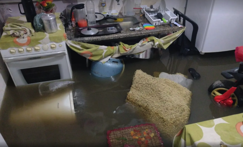 Água da chuva deixou uma casa inundada no Guarujá