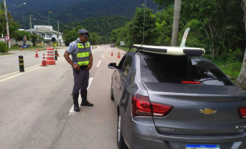 PM flagra turistas indo para o litoral norte e pede que ninguém vá para a região