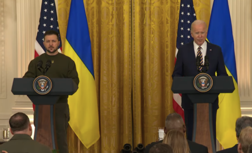 Os presidentes Volodymyr Zelensky (à esq.) e Joe Biden (à dir.) falam com jornalistas na Casa Branca, em dezembro