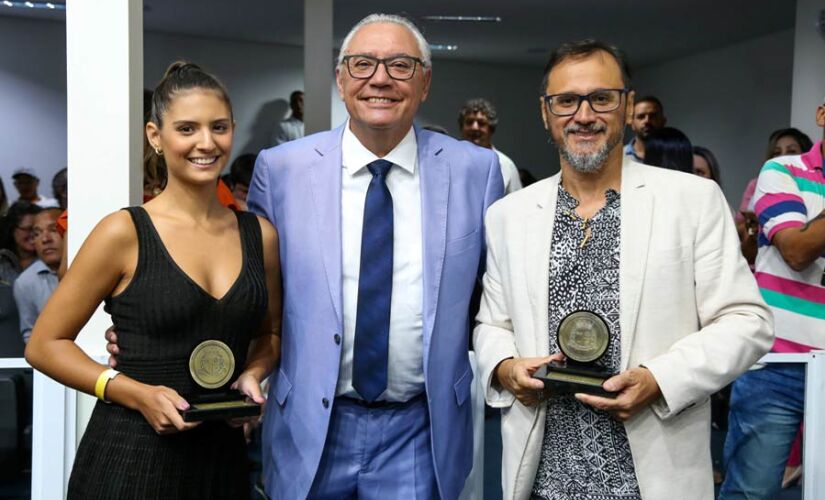 Dr. André da Sorriso entrega medalha 19 de fevereiro aos seus homenageados