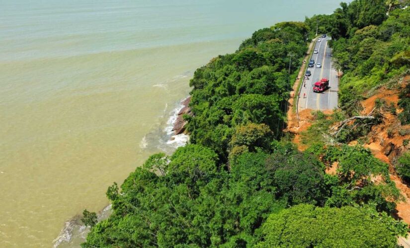 Queda de barreira em Ubatuba