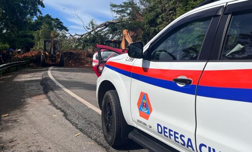 Queda de barreira em Ubatuba por causa das fortes chuvas