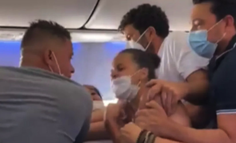 Passageiros e comissários de bordo ajudaram a a separar briga