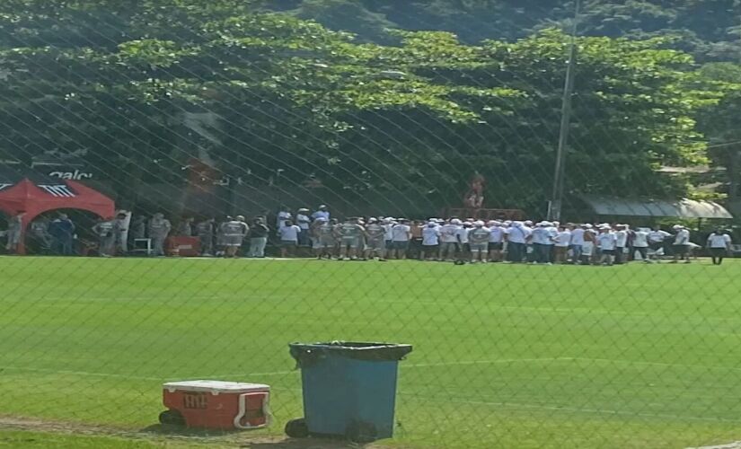 Cobrança da torcida aconteceu na manhã desta quinta-feira (2)