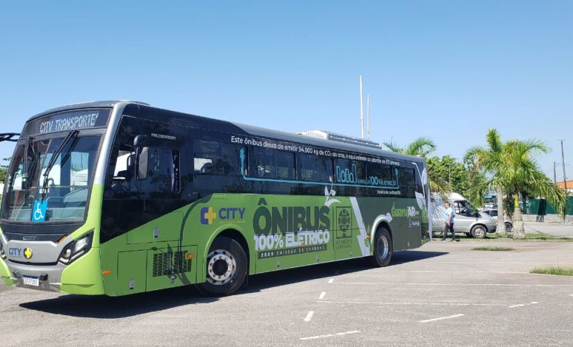 O primeiro ônibus foi apresentado na manhã desta quinta-feira (9) no Paço Municipal