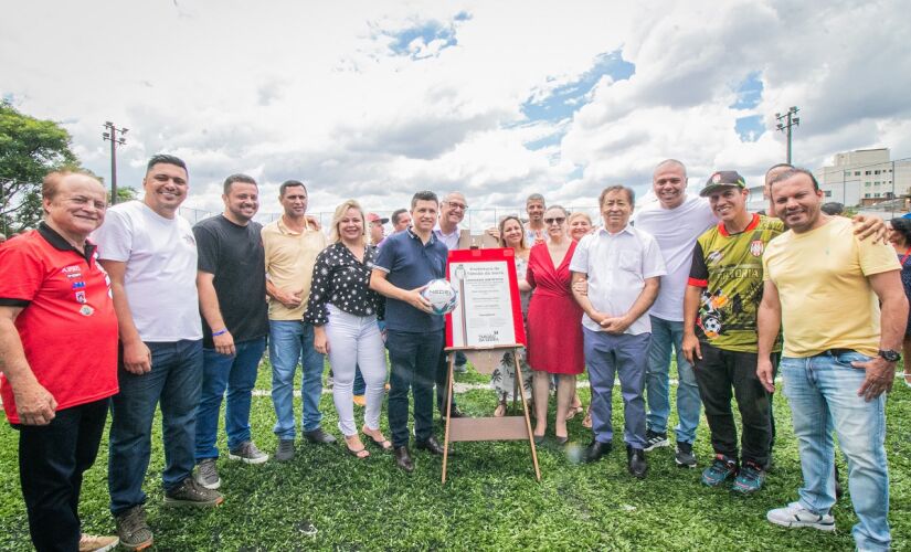 Prefeito Aprígio entrega gramado sintético e obra de revitalização do Campo do Scândia