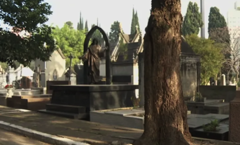 O funeral social, que inclui caixão e serviço de velório, entre outros, custará 566,04 reais