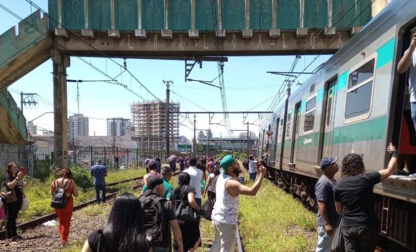 Incidente na Linha 8 da ViaMobilidade foi registrado na manhã deste sábado