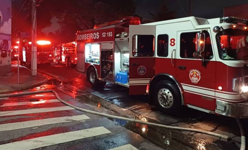 O Corpo de Bombeiros foi acionado para combater o incêncio. 