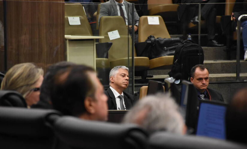 Promotor do MP-MG, André Luís Garcia de Pinho (ao centro) assiste à sessão de julgamento do Tribunal de Justiça