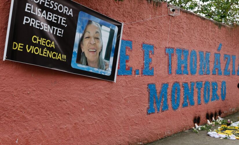 Alunos da escola estadual Thomazia Montoro e secundaristas do movimento estudantil prestam homenagens às vítimas do ataque, na porta da escola, em Vila Sônia