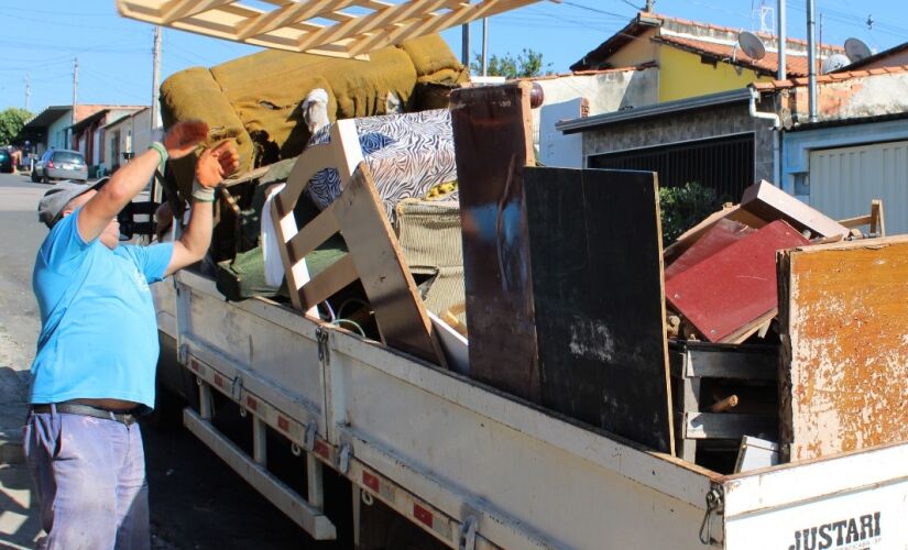 Na manhã desta segunda-feira (20) foram iniciados os trabalhos do mutirão de limpeza e recolhimento de materiais nos bairros Jardim Vante, Altos do Jequitibá, Vista Alegre, Olívio Barbosa e adjacências