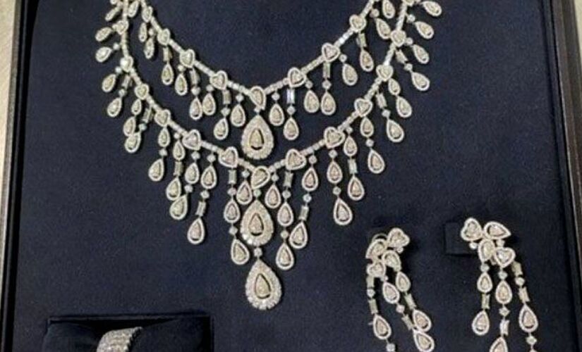 Já o colar possui 2.061 diamantes e é a peça considerada mais cara do conjunto, com valor avaliado em R$ 3.365.689.