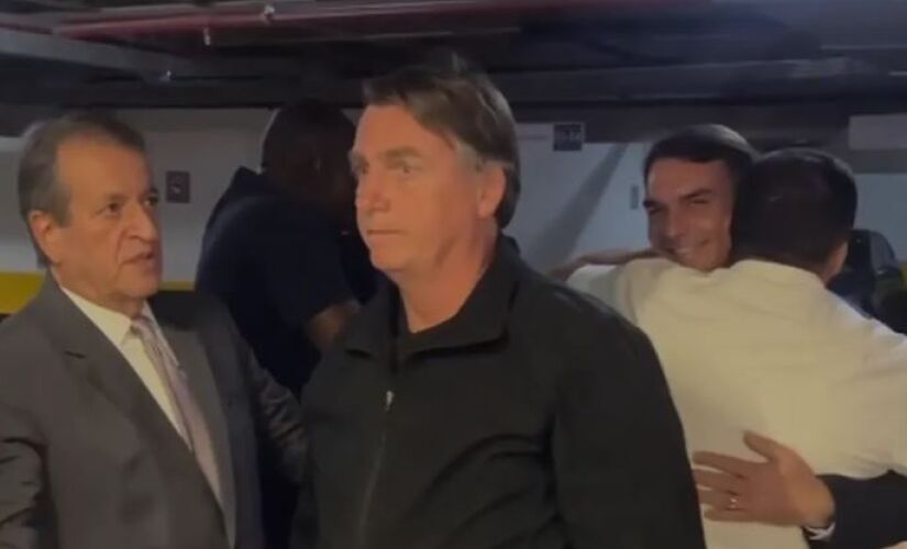 Bolsonaro chega ao Brasil. 