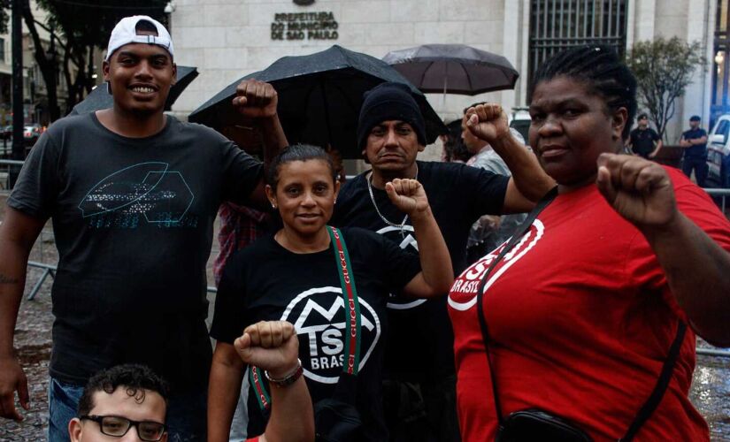 Integrantes do MTST protestam em frente à Prefeitura de São Paulo