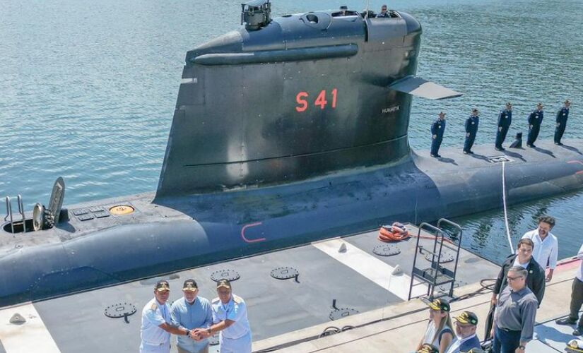 Presidente diante do submarino Humaitá, no Complexo Naval de Itaguaí, no RJ