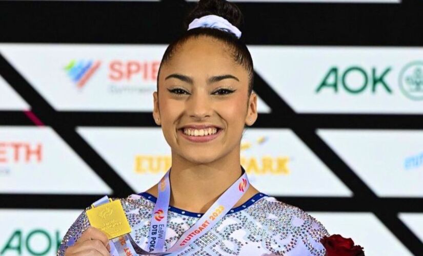 Júlia Soares, de 17 anos, venceu a disputa do solo, com nota 13.300, apresentando-se com uma música do desenho animado Aladdin e acertando as quatro acrobacias que realizou