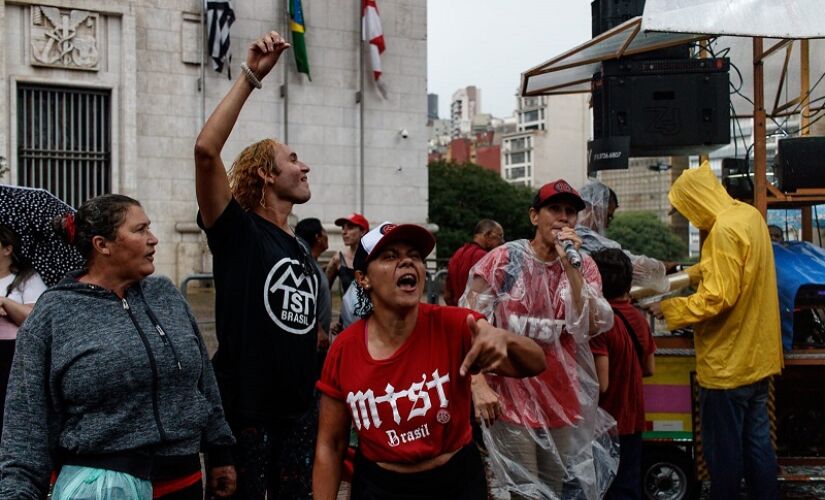 Integrantes do MTST protestam em frente à Prefeitura de São Paulo