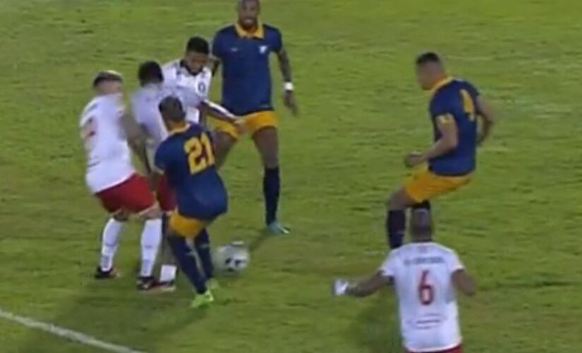 Em uma bola espirrada dentro da área do Retrô, três jogadores da Tombense vão juntos para a disputa e se trombam, e o atacante Jaderson acabou caindo na área. Nenhum jogador do Retrô sequer tocou em nenhum atleta adversário