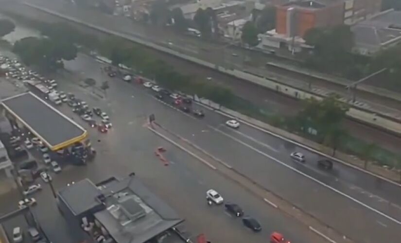 Avenida Radial Leste, na altura do Tatuapé, tinha áreas de alagamento parcial nesta segunda