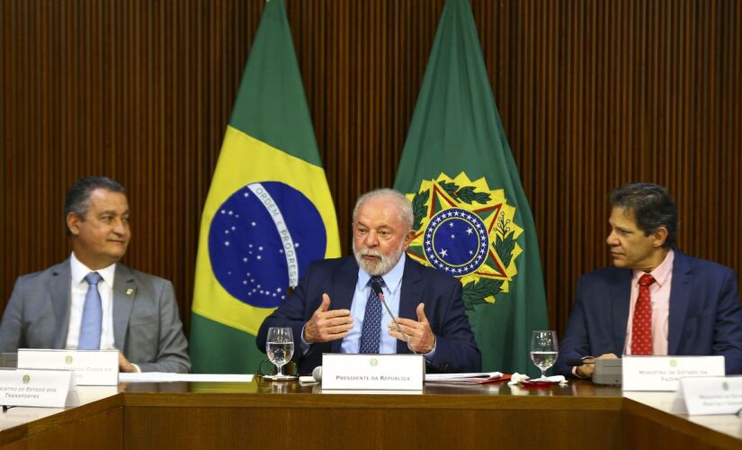 O presidente Luiz Inácio Lula se reuniu com 13 ministros do governo para discutir projetos de infraestrutura para o país