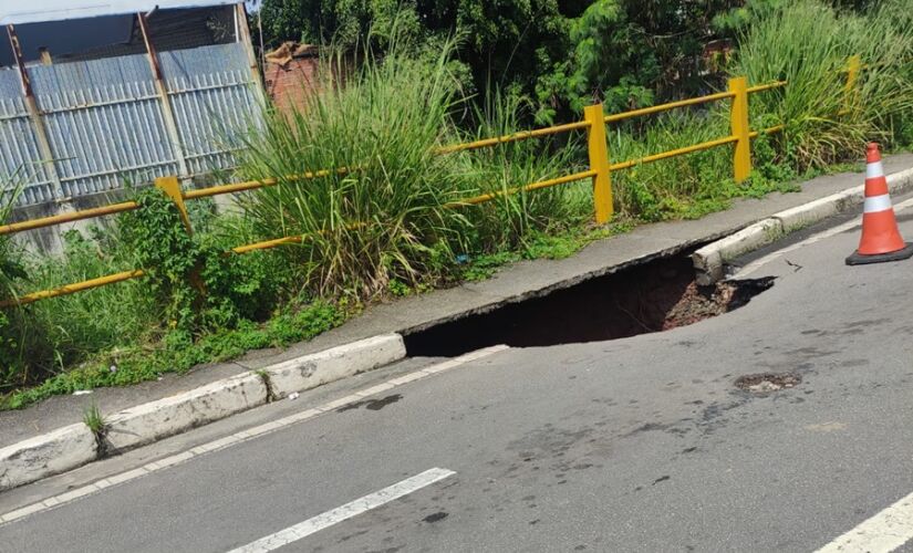 Novo trecho da rua José Carlos de Macedo Soares cedeu e abriu mais uma cratera