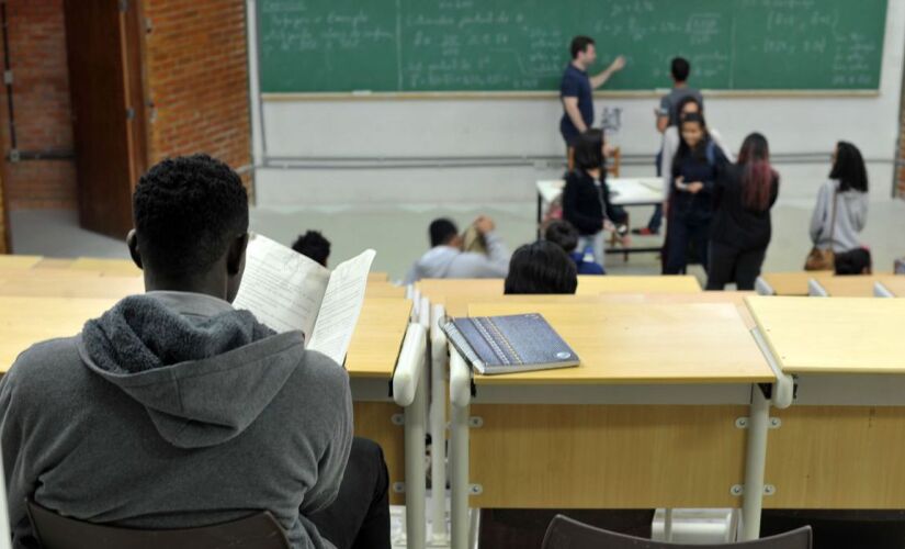 O governo federal criou o programa de bolsa permanência e de poupança para estudantes de baixa renda que estão no ensino médio, para incentivar a permanência e conclusão dos estudos pelos jovens