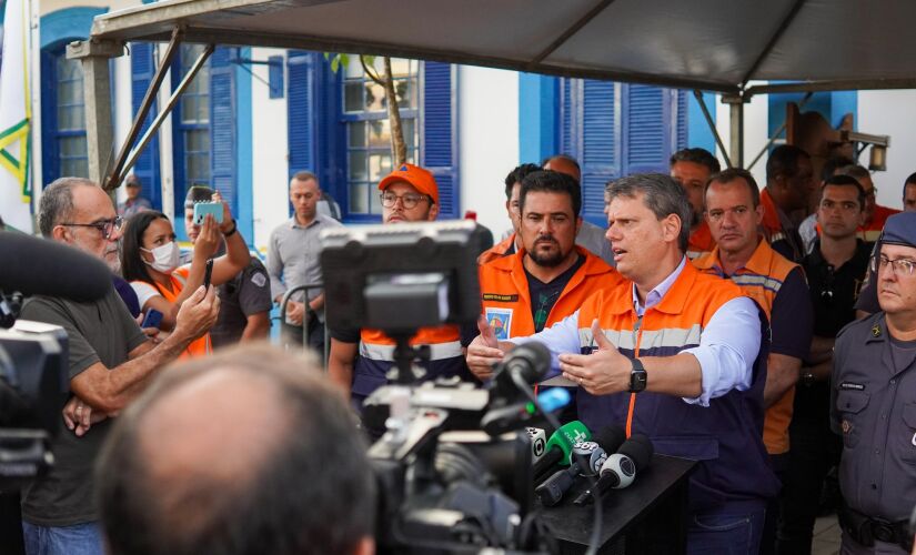 Tarcísio de Freitas durante coletiva de imprensa em relação ao litoral norte