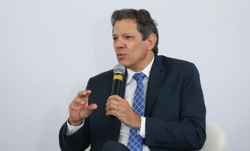 O ministro da Fazenda, Fernando Haddad, afirmou nesta terça (18) que o governo não irá mais acabar com a regra que isenta transações internacionais avaliadas em até US$ 50 e feitas entre pessoas físicas