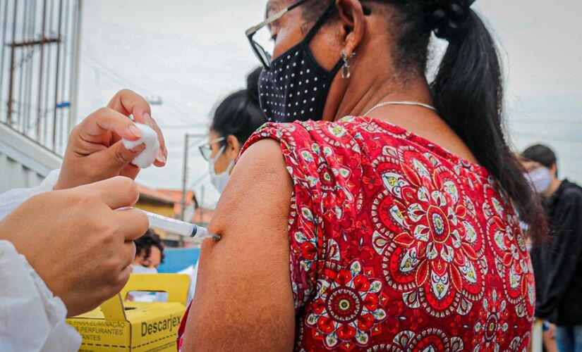 Parceria entre Secretarias promove campanha para atualização de vacinas em maiores de 60 anos no CCI Maria Rosa