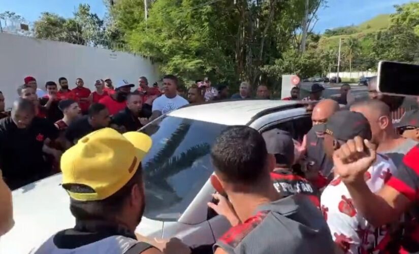 Estima-se que cerca de 30 pessoas estiveram na entrada do CT do Flamengo