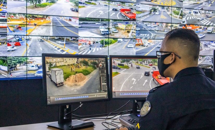 Moto roubada é recuperada, devolvida e indivíduo é preso em Taboão da Serra com apoio do Centro de Operações e Inteligência.