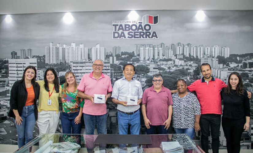 Prefeito Aprígio e presidente da Câmara Municipal de Taboão da Serra André Egydio entregaram novos óculos inteligentes para a Biblioteca da cidade