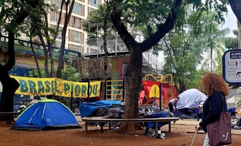 Moradores em situação de rua, cerca de 100 barracas montadas na praça Marechal Deodoro com Avenida São João.