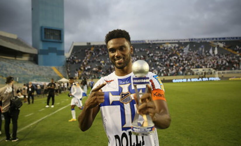 Bruno Mezenga recebe o prêmio de "Craque do Jogo" da partida de ida da decisão