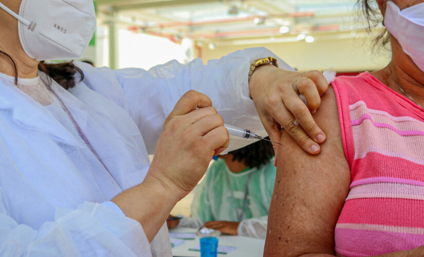 Aplicação de vacinas contra Covid-19 acontece de segunda a sexta-feira, exceto feriado e ponto facultativo, das 08h às 16h