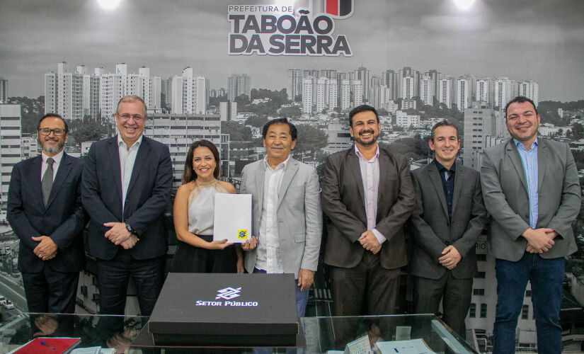 Prefeito Aprígio e equipe do Banco do Brasil durante assinatura da Operação de Crédito para a mudança de sede da prefeitura de Taboão da Serra 