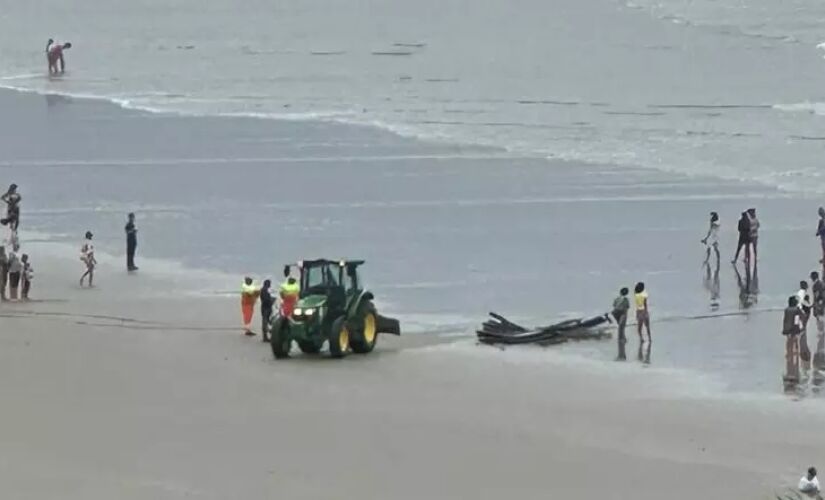 Embarcação com 12 tripulantes afundou na madrugada de sábado no litoral sul de SP 