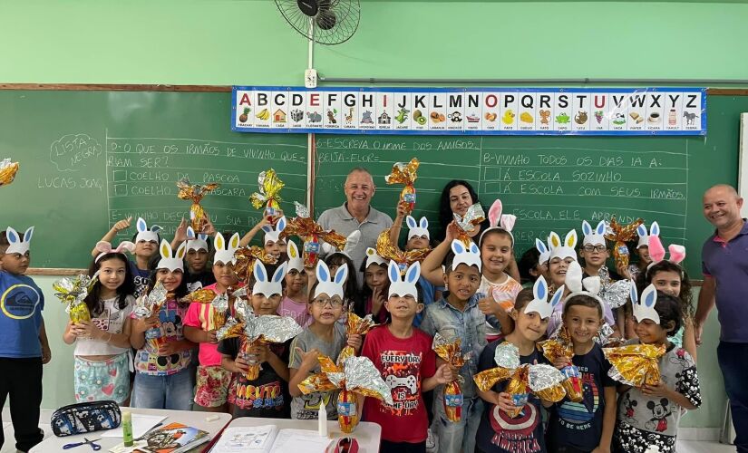 Prefeito Elzo entrega ovos de Páscoa nas escolas municipais de Igaratá 