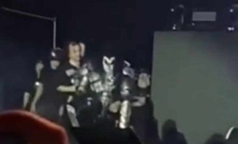 O show ocorria normalmente no fim da noite até que por volta das 0h Gene Simmons pediu ajuda aos assistentes de palco para que trouxessem uma cadeira a ele