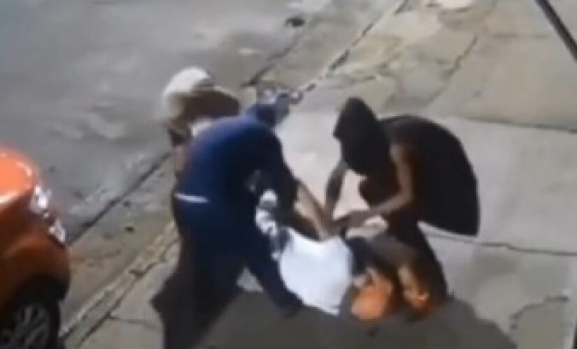 O homem é sufocado e jogado no chão, enquanto os outros 5 integrantes do grupo roubam os pertences da vítima, que acaba apenas de meias e cueca