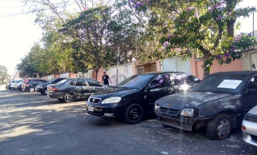 Carros abandonados na Capital